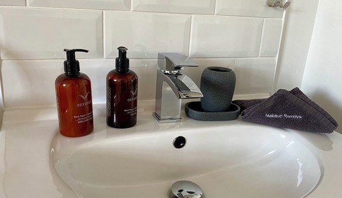 Doppelzimmer, mit Bad (Smaller Room)