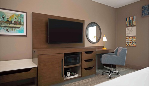 Zimmer, 1 King-Bett, Kühlschrank und Mikrowelle