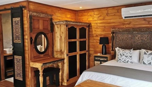 Hoopoe Cabin (River Front)