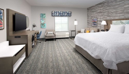 Zimmer, 1 King-Bett und Schlafsofa, Kühlschrank und Mikrowelle