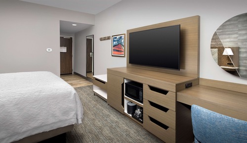 Zimmer, 1 King-Bett, Kühlschrank und Mikrowelle