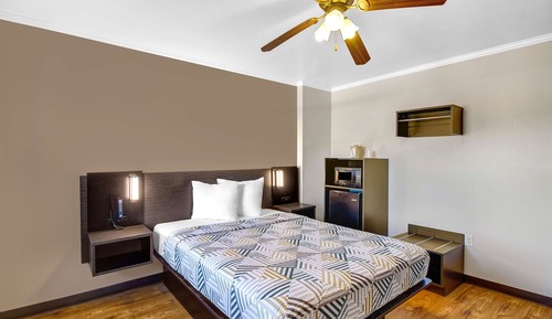 Deluxe-Zimmer, 1 Doppelbett, Raucher, Kühlschrank und Mikrowelle