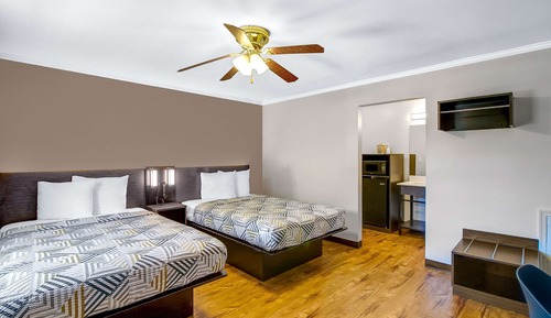 Deluxe-Zimmer, 2 Doppelbetten, Raucher, Kühlschrank und Mikrowelle