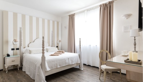 Doppel- oder Zweibettzimmer