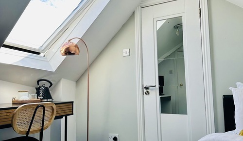 Basic-Einzelzimmer, mit Bad, Stadtblick (single attic room)