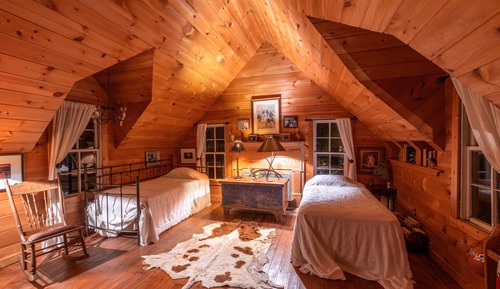 Zimmer (Hobert's Room - Shares bath with Blue)