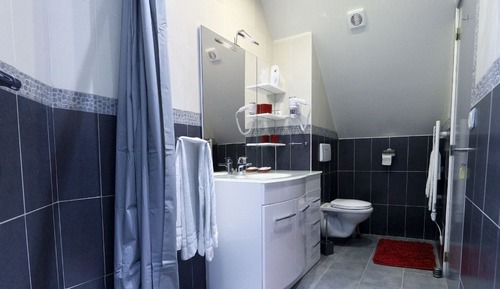 Design-Dreibettzimmer, eigenes Bad