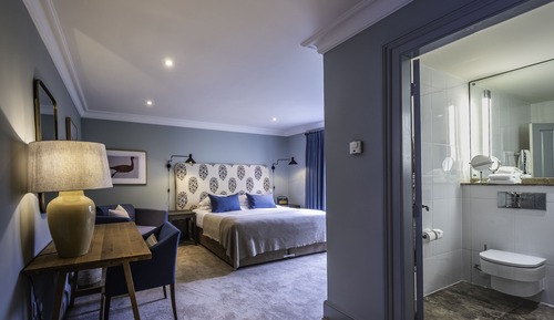 Superior-Doppel- oder -Zweibettzimmer