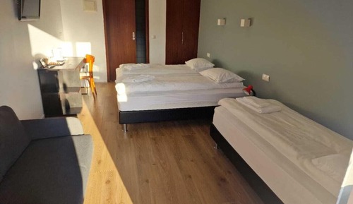Dreibettzimmer, Annex
