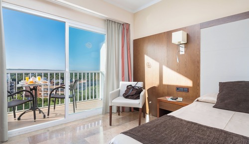 Dreibettzimmer, Balkon, Bergblick
