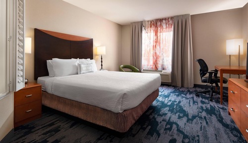 Suite, 1 King-Bett (Mobility/Hearing Access, Roll-in Shwr)