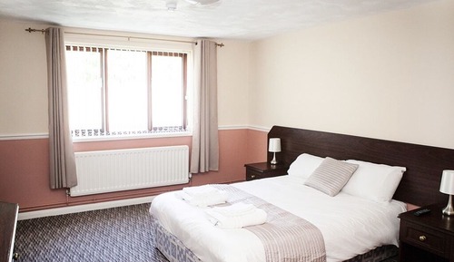 Doppel- oder Zweibettzimmer, mit Bad (Bath and Shower)