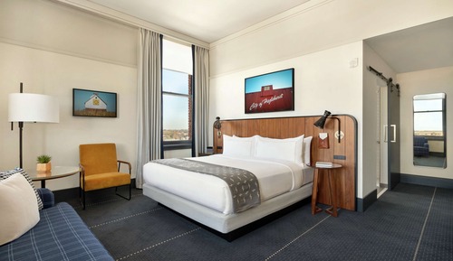 Zimmer, 1 King-Bett (Concourse, Roll-in Shower)