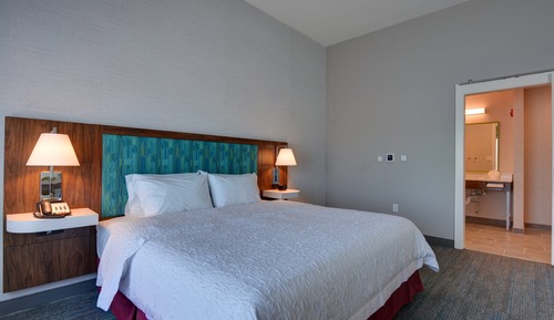 Zimmer, 1 King-Bett und Schlafsofa, barrierefrei, Kühlschrank und Mikrowelle