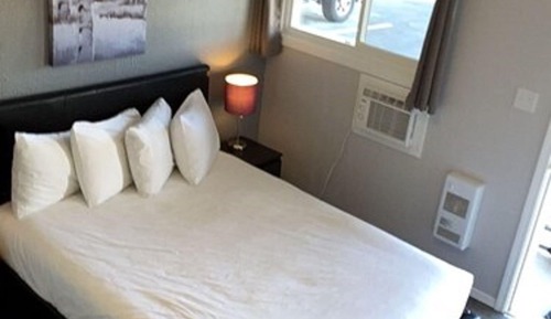 Economy-Zimmer (Downstairs)