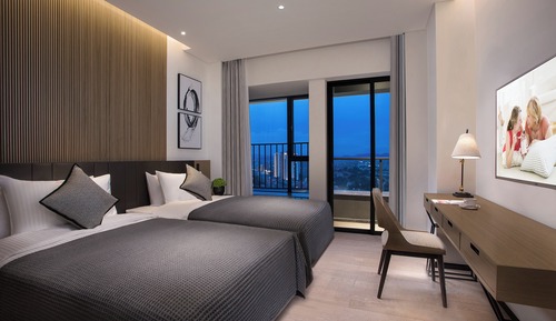 One-bedroom apartment with twin beds