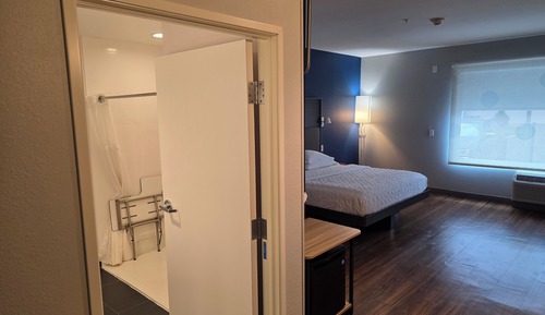 Zimmer, 1 King-Bett, barrierefrei (Roll-In Shower)