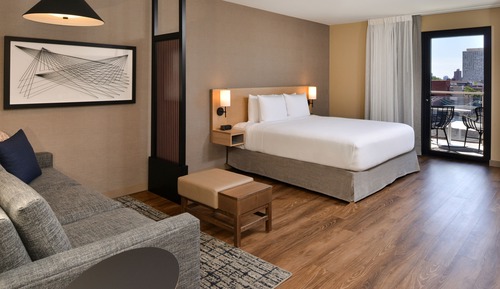 Zimmer, 1 King-Bett und Schlafsofa, barrierefrei, Balkon (Bathtub)