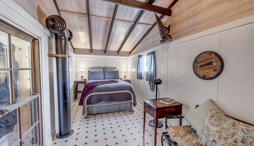 Comfort-Zimmer (Texas Prohibition.(Stairs, pets ok).)