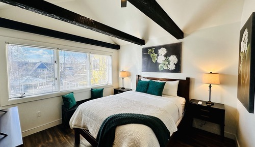 Elite-Studiosuite, Küche, Blick auf den Innenhof