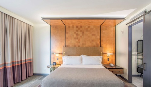 Suite, 1 King-Bett, barrierefrei (Roll-In Shower, Mobility & Hearing)