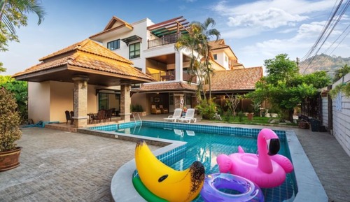 6 Bedrooms with Outdoor Pool