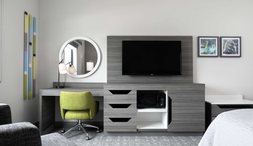 Zimmer, 1 King-Bett, Kühlschrank und Mikrowelle
