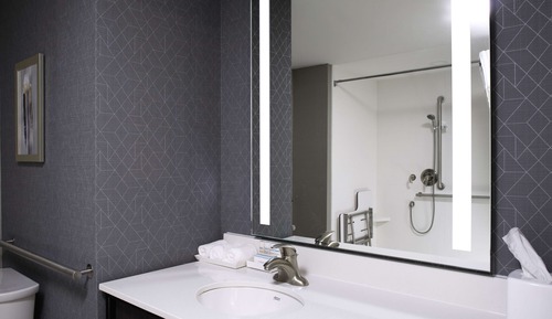 Zimmer, 2 Queen-Betten, barrierefrei, Badewanne (Hearing & Mobility)