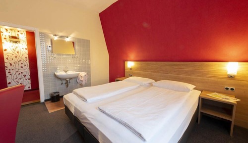 Doppelzimmer (Shared Toilet)
