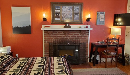 Deluxe-Zimmer, 1 Queen-Bett, Nichtraucher (Cozy Cabin (Shared Bathrooms))