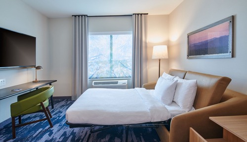 Suite, 1 King-Bett (Mobility/Hearing Access, Roll-In Shwr)