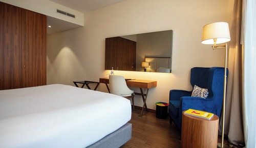 Superior-Zimmer, 1 King-Bett, Balkon, Poolblick