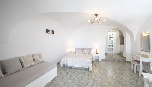 Traditional-Studio (Caldera View)