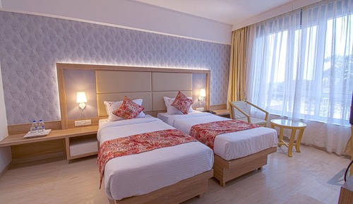 Business-Doppel- oder -Zweibettzimmer