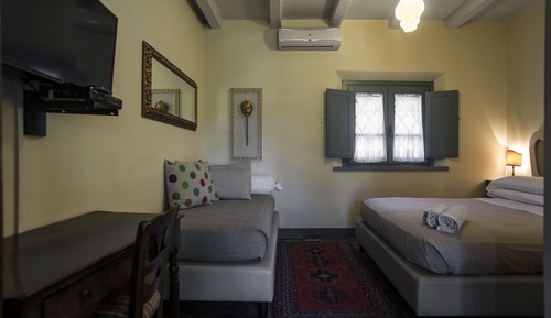 Classic-Doppelzimmer, 1 Queen-Bett, Hügelblick, zum Innenhof hin