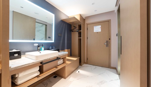 Standardzimmer, 1 King-Bett, Stadtblick (High Floor)