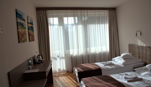 Classic-Doppel- oder -Zweibettzimmer, 1 Schlafzimmer, Poolzugang, Bergblick