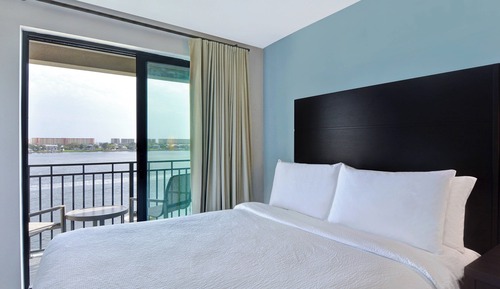 Studio, 1 King-Bett und Schlafsofa, Balkon (Mobility/Hearing Access, Roll-In Shwr)