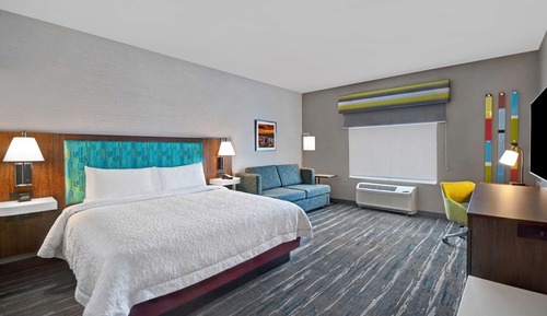 Zimmer, 1 King-Bett, Kühlschrank und Mikrowelle