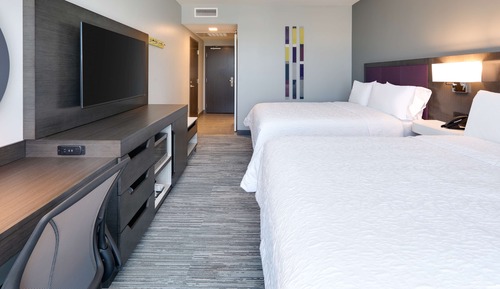 Zimmer, 2 Queen-Betten, Kühlschrank und Mikrowelle