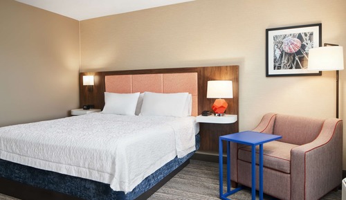 Zimmer, 1 King-Bett, Kühlschrank und Mikrowelle