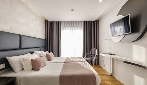 Basic-Vierbettzimmer, Balkon, Stadtblick
