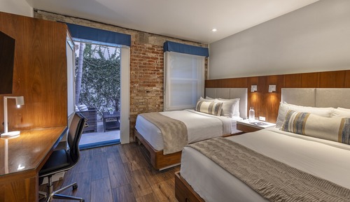 Zimmer, 2 Doppelbetten, Gartenblick