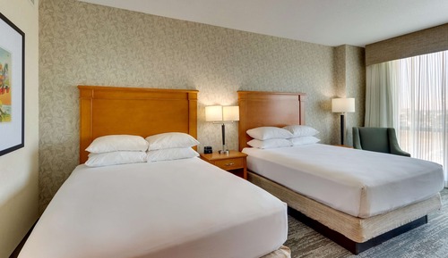 Deluxe-Zimmer, 2 Queen-Betten, barrierefrei, Kühlschrank und Mikrowelle (Roll in Shower)