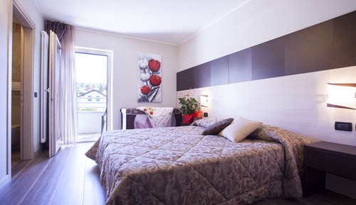 Comfort-Doppel- oder -Zweibettzimmer (with baby crib)