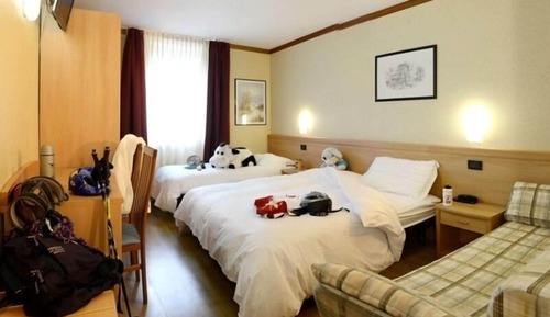Standard-Doppel- oder -Zweibettzimmer (with baby crib)