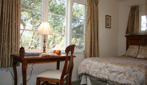 Zimmer, 1 Queen-Bett, Gemeinschaftsbad (Cozy Room; No Television)