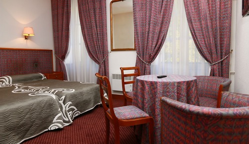 Superior-Doppel- oder -Zweibettzimmer