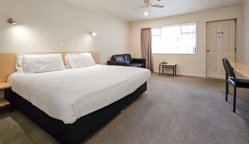 Einheit mit King-Bett und Spa-Bad