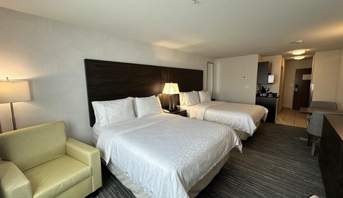 Standardzimmer, 2 Queen-Betten, Nichtraucher, Kühlschrank und Mikrowelle (Dining Table;Larger Room)